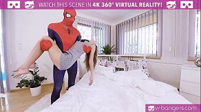 La ragazza fa sesso in POV con il suo eroe Spiderman