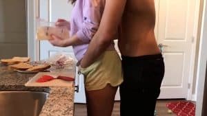 Scopa con sua moglie in cucina mentre prepara la cena