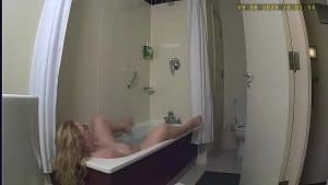 Italiana matura beccata a masturbarsi nella vasca da bagno con una telecamera nascosta